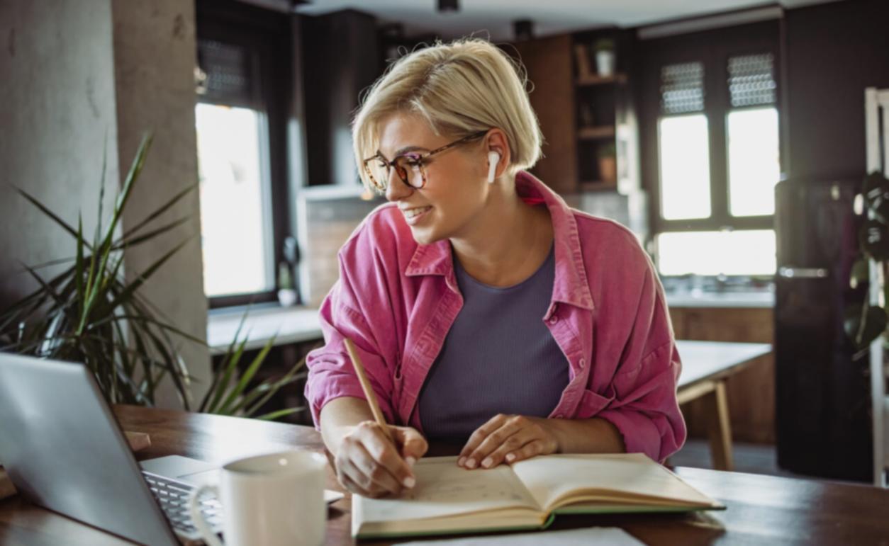 Menschen in einem intensiven Gespräch über Führungsthemen